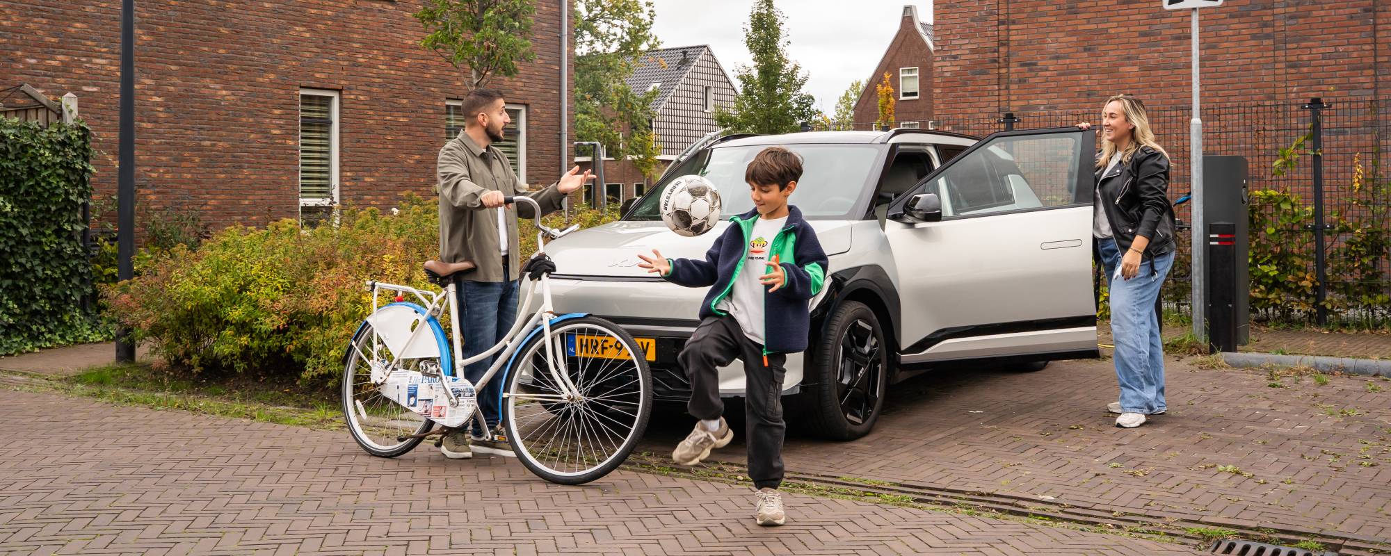 Elektrische auto die geladen wordt.